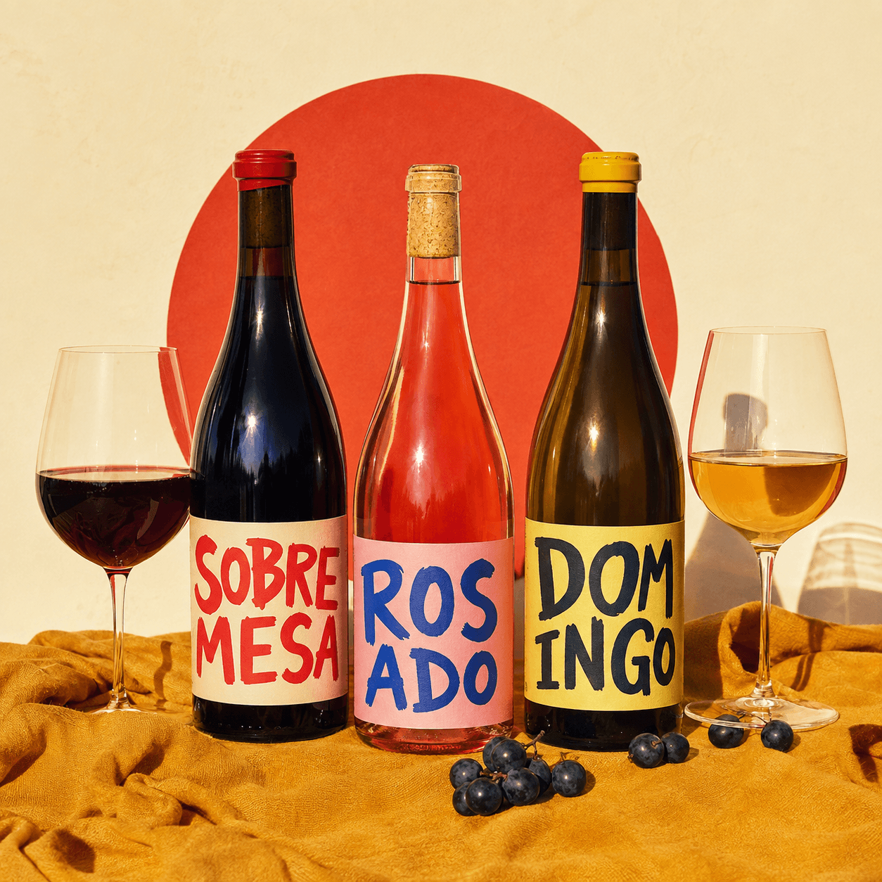 Vinos de EN PLURAL, dos copas y una mesa lista para compartir